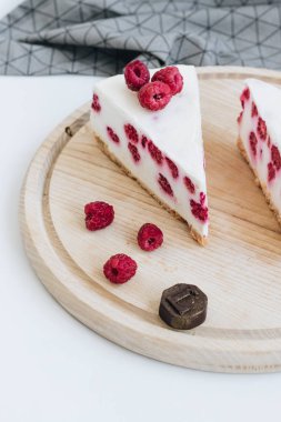 lezzetli kek ahududu ahşap tahta üzerinde ile iki adet