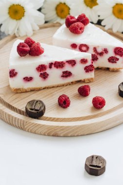 lezzetli kek ahududu ahşap tahta üzerinde ile iki adet