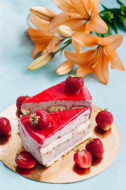 lezzetli kek çilek, iki adet tatlı tatlı 