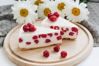 lezzetli kek ahududu ahşap tahta üzerinde ile iki adet