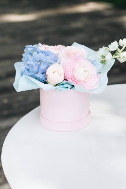 güzel bahar buket ihale pembe çiçekler, zarif çiçek dekorasyon ile 