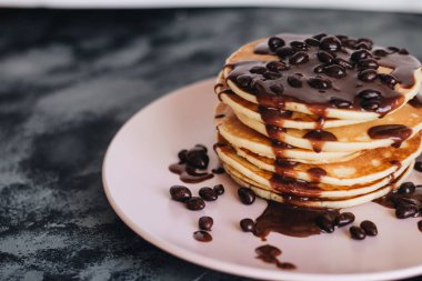 soslu lezzetli ev yapımı krep yığını