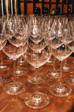 içinde pek çok temiz kadehlerin bar, profesyonel ekipman 