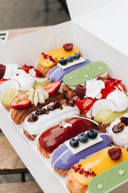 Sır ile lezzetli eklerleri kümesi renkli tatlı 