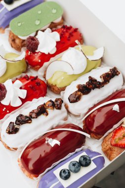 Sır ile lezzetli eklerleri kümesi renkli tatlı