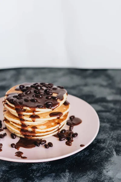 Pila Deliciosos Panqueques Caseros Con Salsa — Foto de Stock