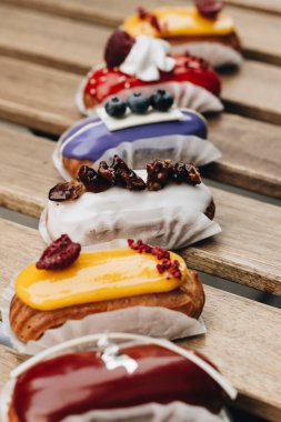 Sır ile lezzetli eklerleri kümesi renkli tatlı