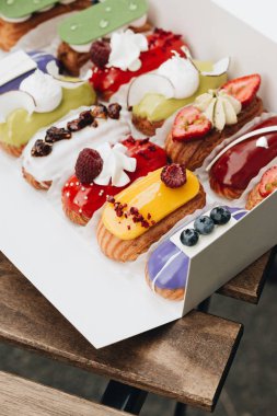 Sır ile lezzetli eklerleri kümesi renkli tatlı