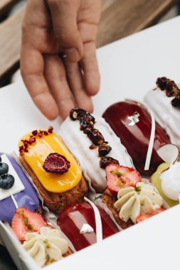 Erkek el ile sır, lezzetli tatlılar alarak renkli tatlı 