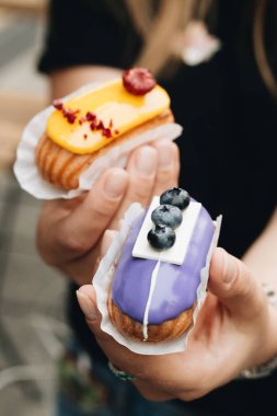 Erkek el ile sır, lezzetli tatlılar alarak renkli tatlı 
