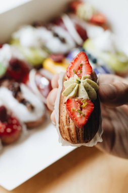 Erkek el ile sır, lezzetli tatlılar alarak renkli tatlı 