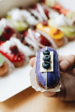 Erkek el ile sır, lezzetli tatlılar alarak renkli tatlı 