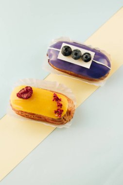 sır ile lezzetli tatlılar kümesi renkli tatlı 