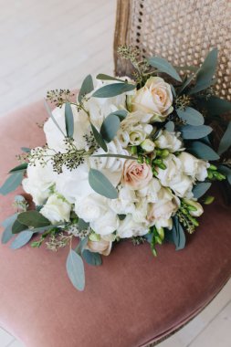 güzel bahar buket ihale pembe Düğünçiçeği sandalyede, zarif çiçek dekorasyon 