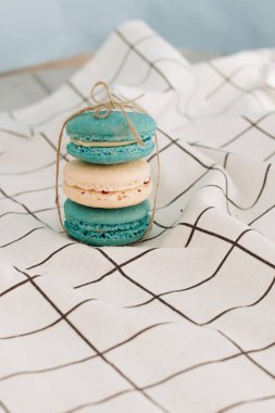 kompozisyon üzerinde masa örtüsü, tatlı tatlı lezzetli macaroons 