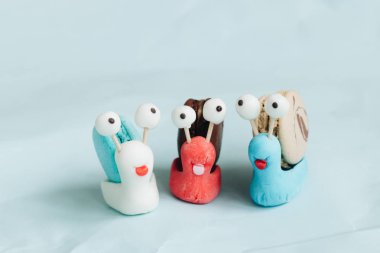 yaratıcı salyangoz süslemeleri ile mavi masada lezzetli macaroons