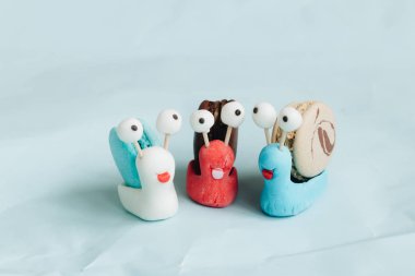 yaratıcı salyangoz süslemeleri ile mavi masada lezzetli macaroons