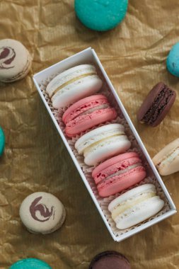 hediye kutusunda, tatlı tatlı lezzetli macaroons bileşimi  