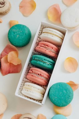 hediye kutusunda, tatlı tatlı lezzetli macaroons bileşimi  