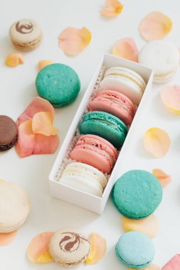 hediye kutusunda, tatlı tatlı lezzetli macaroons bileşimi  