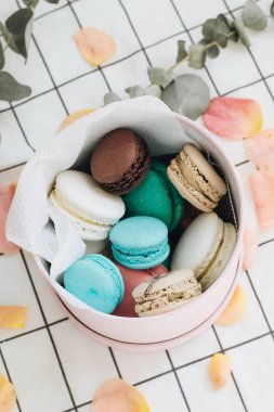 kompozisyon yuvarlak hediye kutusunda, tatlı tatlı lezzetli macaroons 