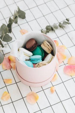 kompozisyon yuvarlak hediye kutusunda, tatlı tatlı lezzetli macaroons 