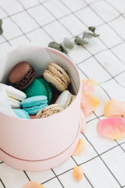 kompozisyon yuvarlak hediye kutusunda, tatlı tatlı lezzetli macaroons 
