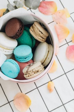 kompozisyon yuvarlak hediye kutusunda, tatlı tatlı lezzetli macaroons 