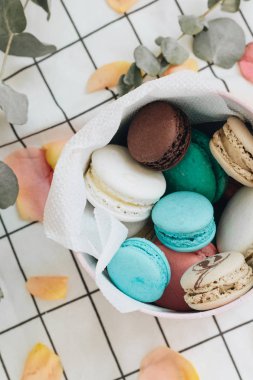 kompozisyon yuvarlak hediye kutusunda, tatlı tatlı lezzetli macaroons 