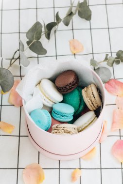 kompozisyon yuvarlak hediye kutusunda, tatlı tatlı lezzetli macaroons 