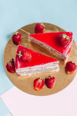 lezzetli kek çilek, iki adet tatlı tatlı 