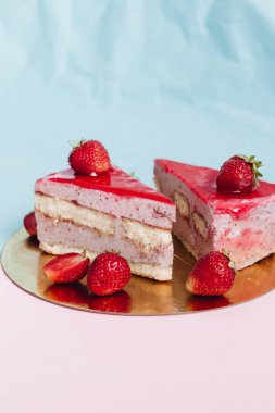 lezzetli kek çilek, iki adet tatlı tatlı 