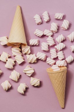 çıtır gofret koniler mor arka plan üzerinde dağınık marshmallow ile gıda düz yatıyordu