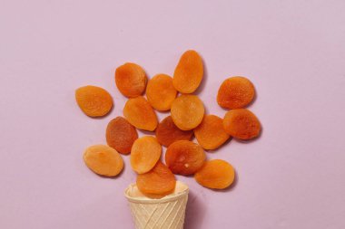 Mor zemin üzerine kayısı gevrek gözleme koni ile dağınık kurutulmuş, gıda düz koymak