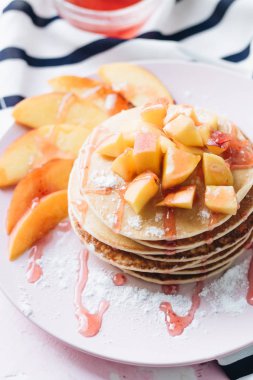 sos ve dilimlenmiş elma ile lezzetli ev yapımı krep yığını 