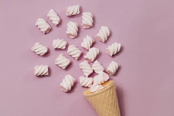 Crujiente Cono Gofre Con Malvaviscos Dispersos Sobre Fondo Púrpura Comida — Foto de Stock