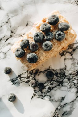mermer masa, tatlı tatlı üzerinde yaban mersini ile lezzetli kek parçası 