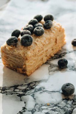 mermer masa, tatlı tatlı üzerinde yaban mersini ile lezzetli kek parçası 