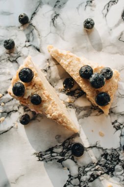 mermer masa, tatlı tatlı üzerinde yaban mersini ile lezzetli kek parçaları 