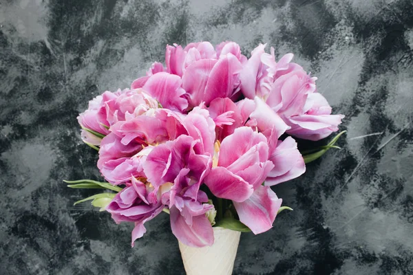Piękne Różowe Tulipany Szarym Tle Marmurowych Szablon Karty Pozdrowieniami — Zdjęcie stockowe