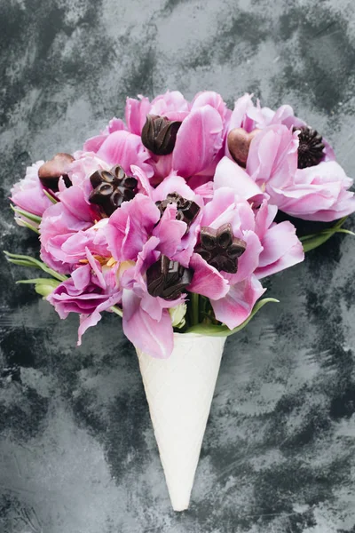 Piękne Różowe Tulipany Czekolady Słodycze Szarym Tle Marmurowych Szablon Karty — Zdjęcie stockowe