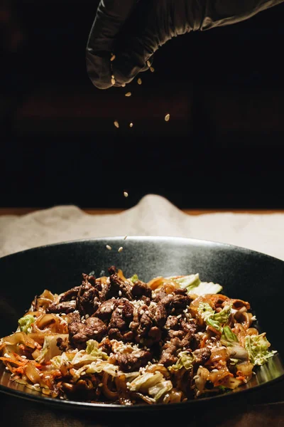美味辣面配肉锅 传统亚洲食品 — 图库照片
