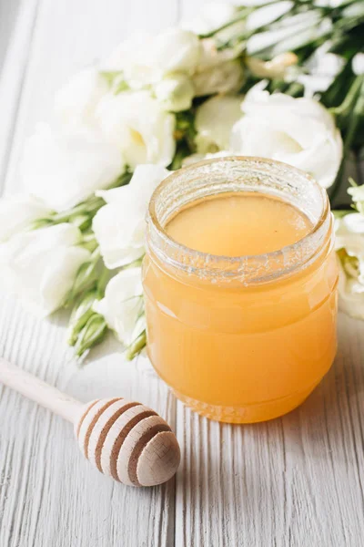 Honey Dipper Honing Witte Bloemen Een Houten Bord — Stockfoto