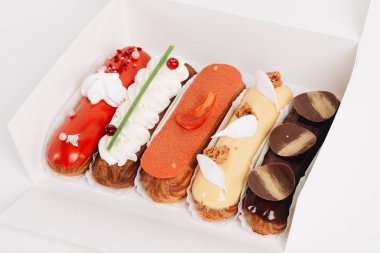 Sır ile lezzetli eklerleri kümesi renkli tatlı 