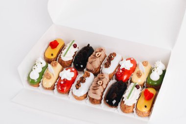 Sır ile lezzetli eklerleri kümesi renkli tatlı