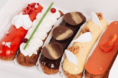 Sır ile lezzetli eklerleri kümesi renkli tatlı