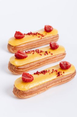 sarı sır ve ahududu ile lezzetli eklerleri kümesi