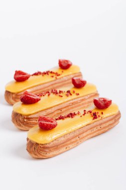 sarı sır ve ahududu ile lezzetli eklerleri kümesi