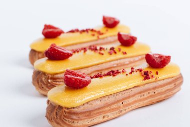 sarı sır ve ahududu ile lezzetli eklerleri kümesi