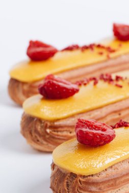 sarı sır ve ahududu ile lezzetli eklerleri kümesi